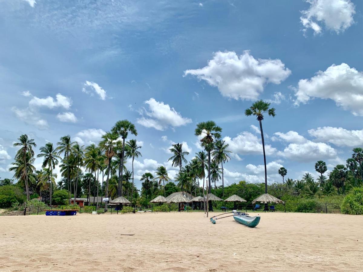 108 Palms Beach Resort Trincomalee Esterno foto