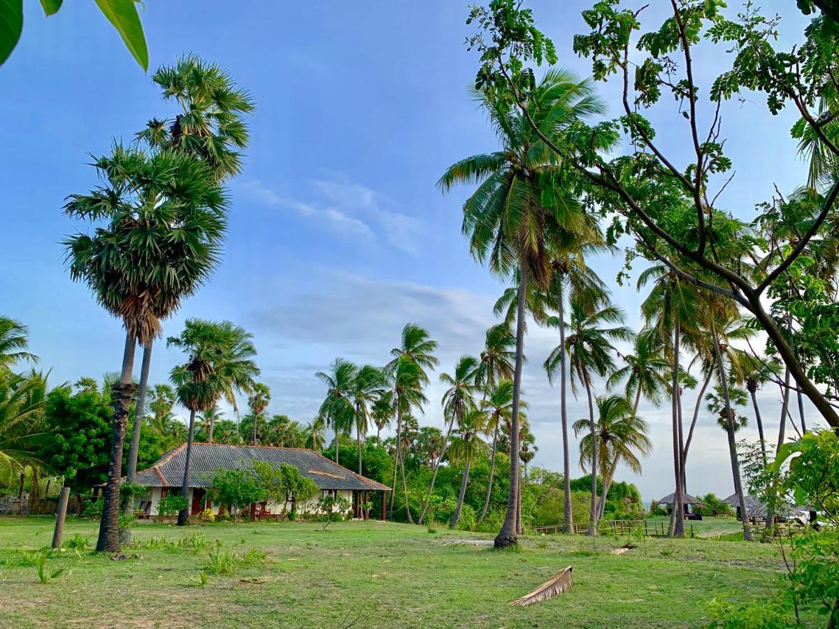 108 Palms Beach Resort Trincomalee Esterno foto