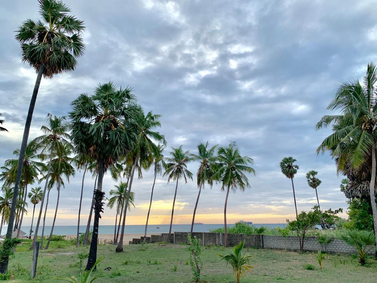 108 Palms Beach Resort Trincomalee Esterno foto