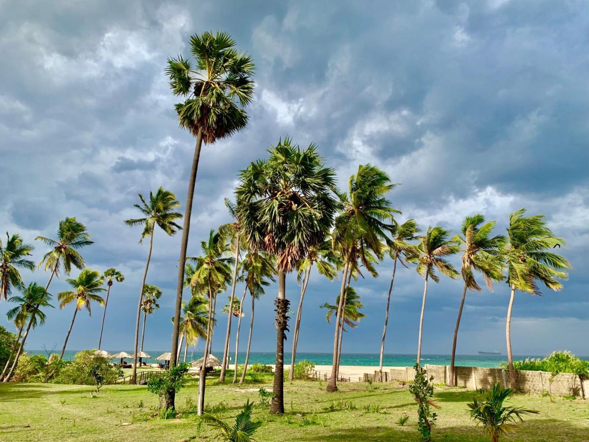 108 Palms Beach Resort Trincomalee Esterno foto