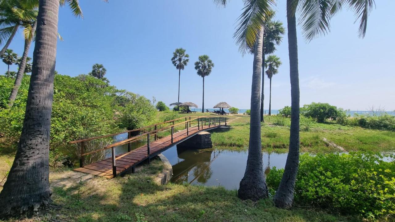 108 Palms Beach Resort Trincomalee Esterno foto