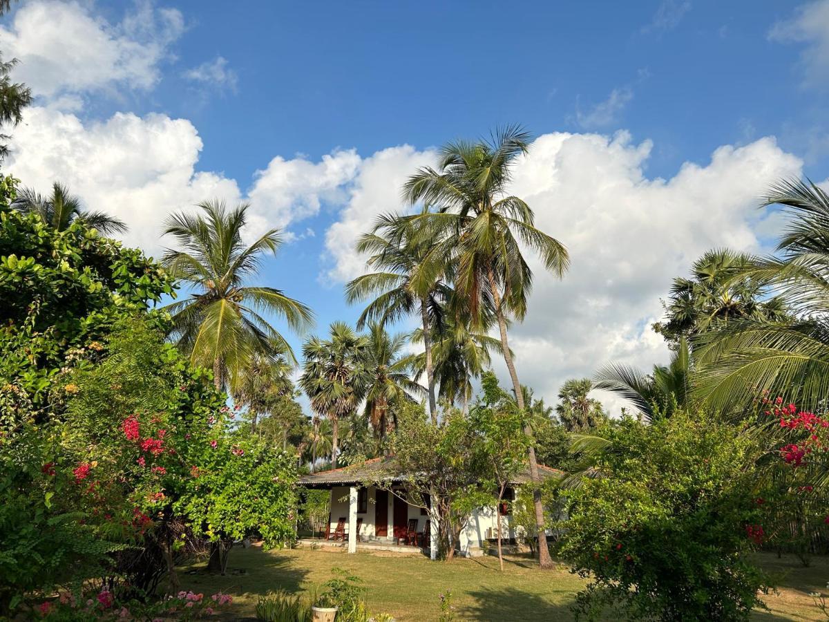 108 Palms Beach Resort Trincomalee Esterno foto