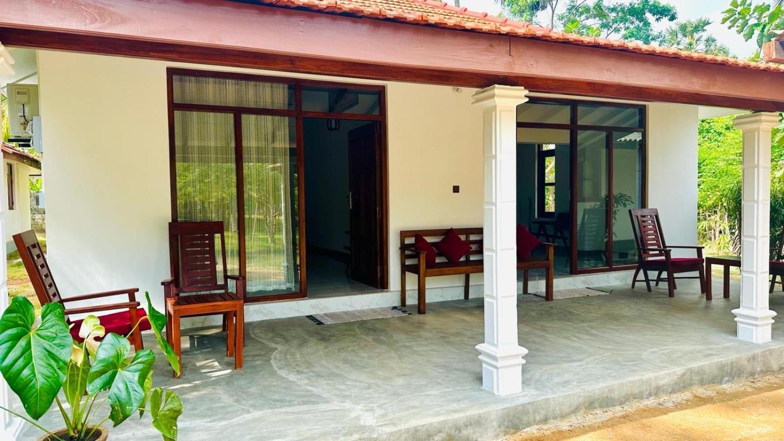 108 Palms Beach Resort Trincomalee Esterno foto