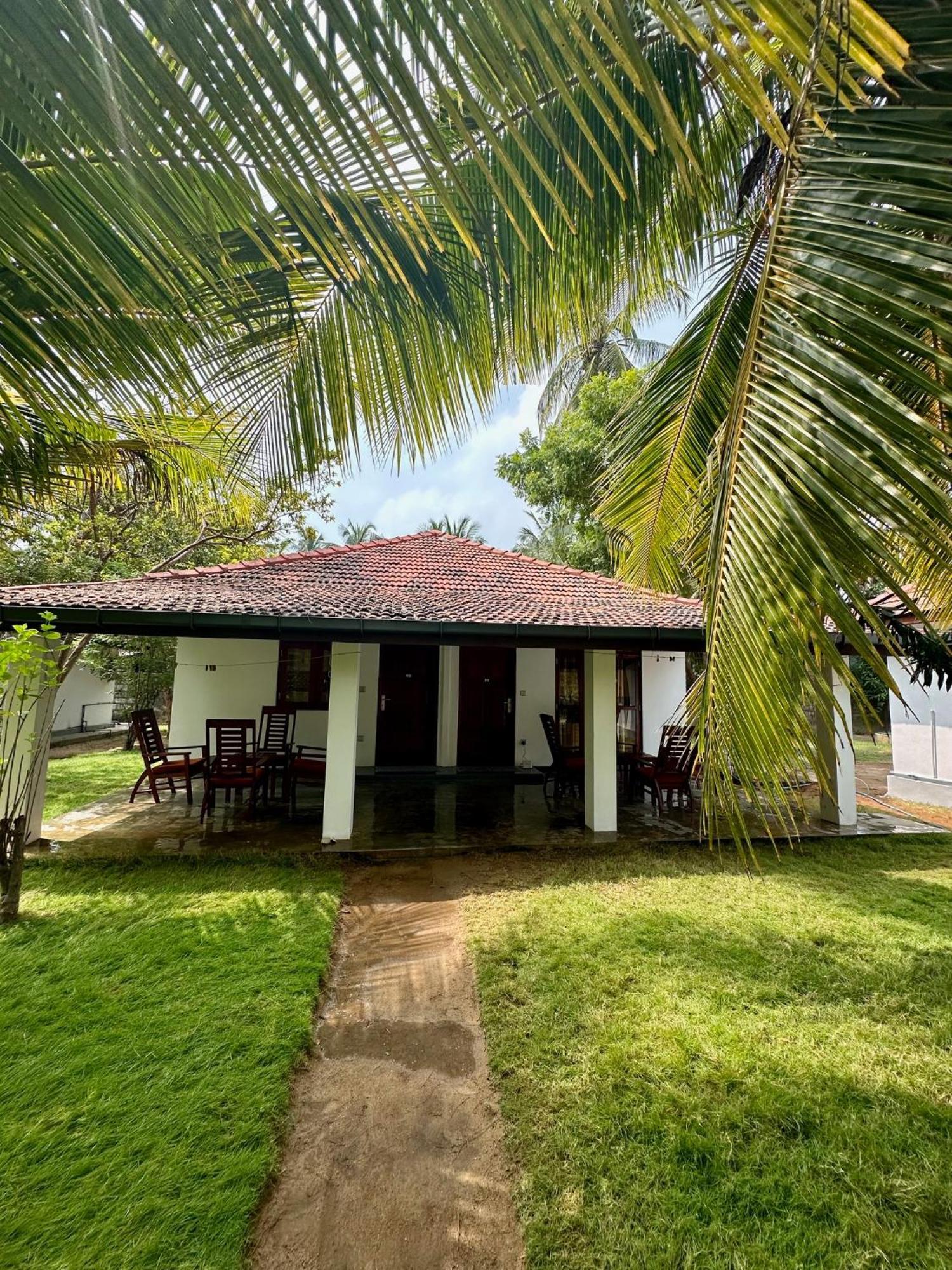 108 Palms Beach Resort Trincomalee Esterno foto