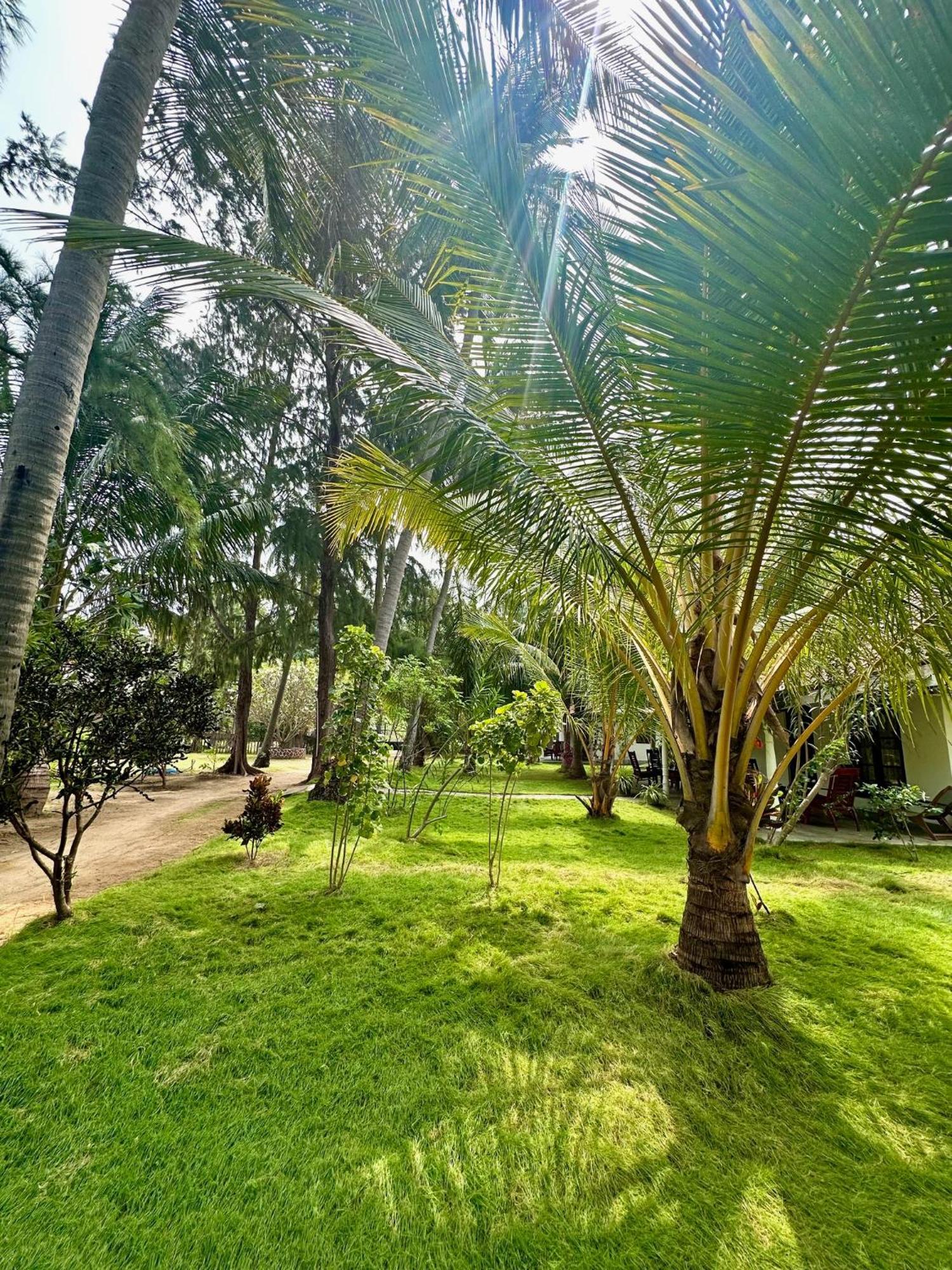 108 Palms Beach Resort Trincomalee Esterno foto