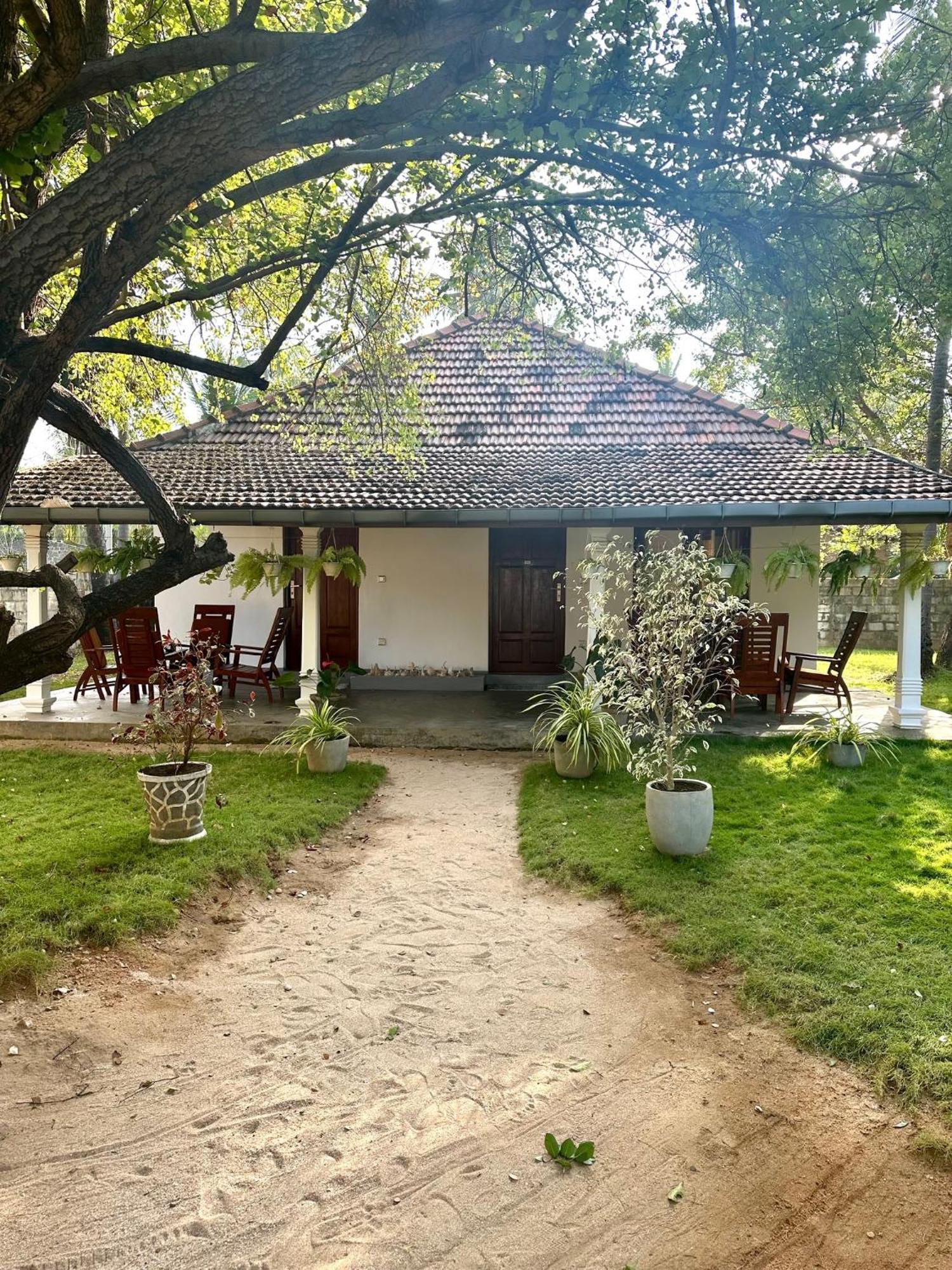 108 Palms Beach Resort Trincomalee Esterno foto