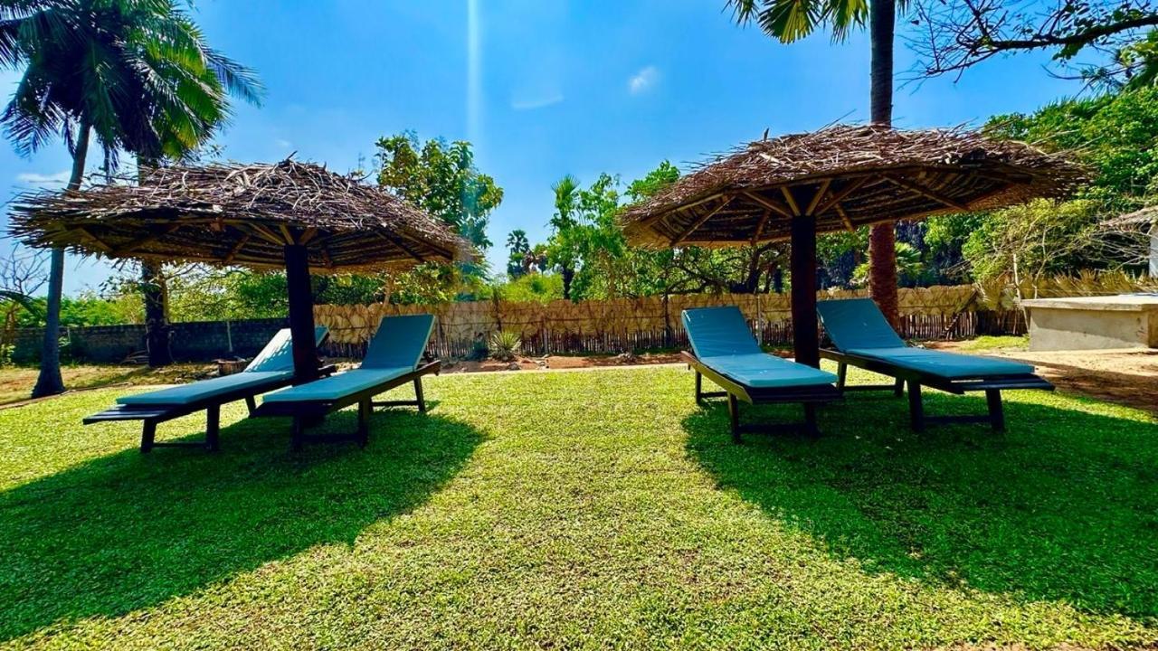108 Palms Beach Resort Trincomalee Esterno foto