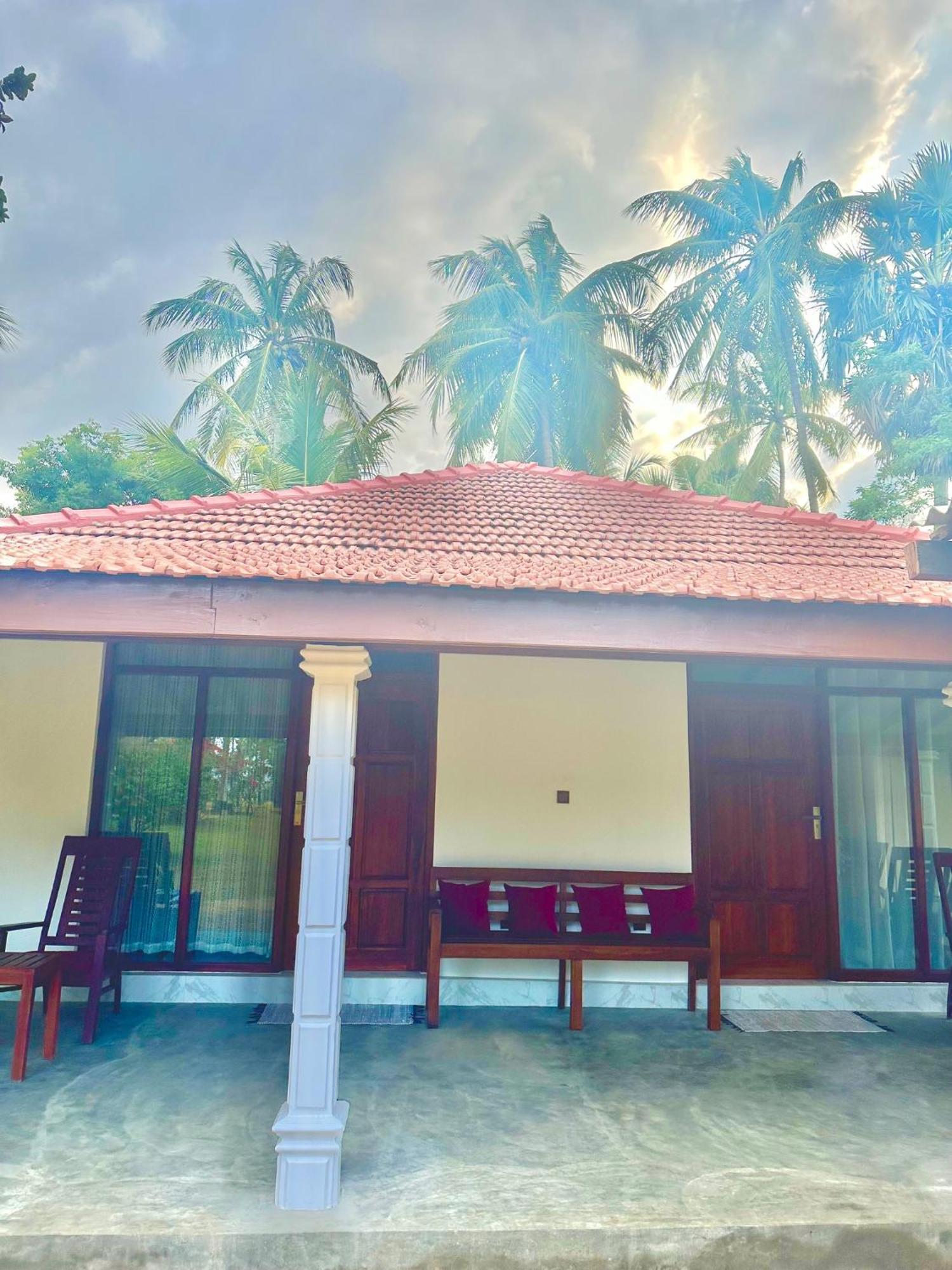 108 Palms Beach Resort Trincomalee Esterno foto