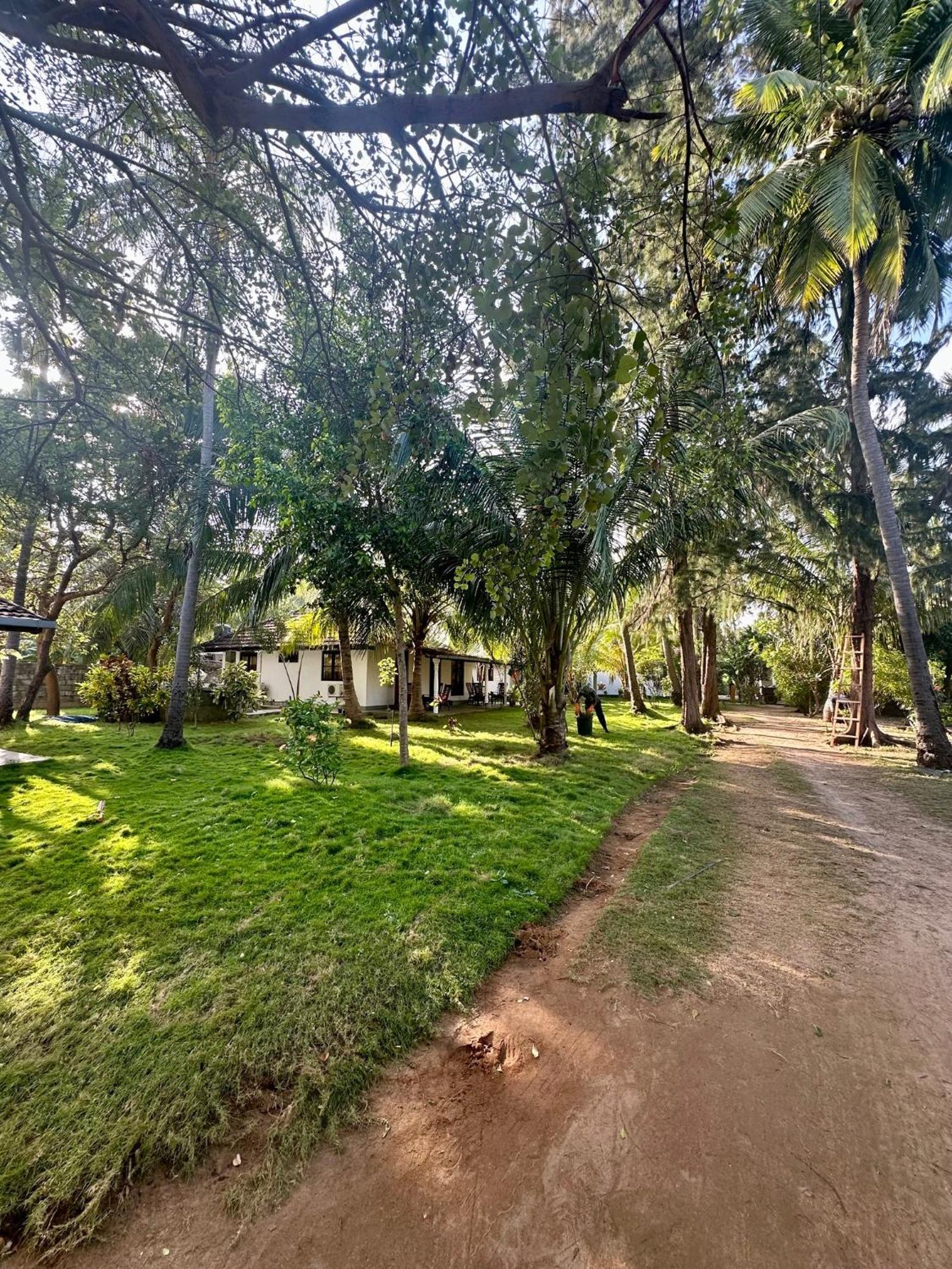 108 Palms Beach Resort Trincomalee Esterno foto