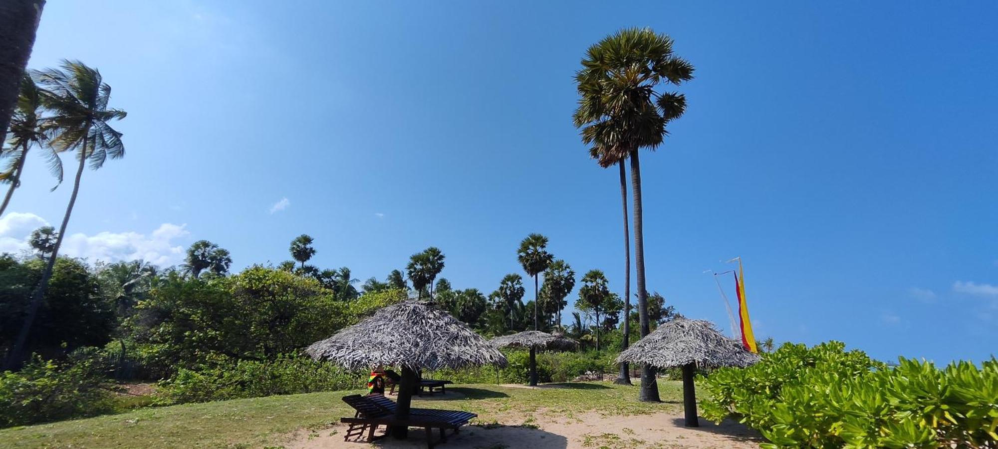 108 Palms Beach Resort Trincomalee Esterno foto