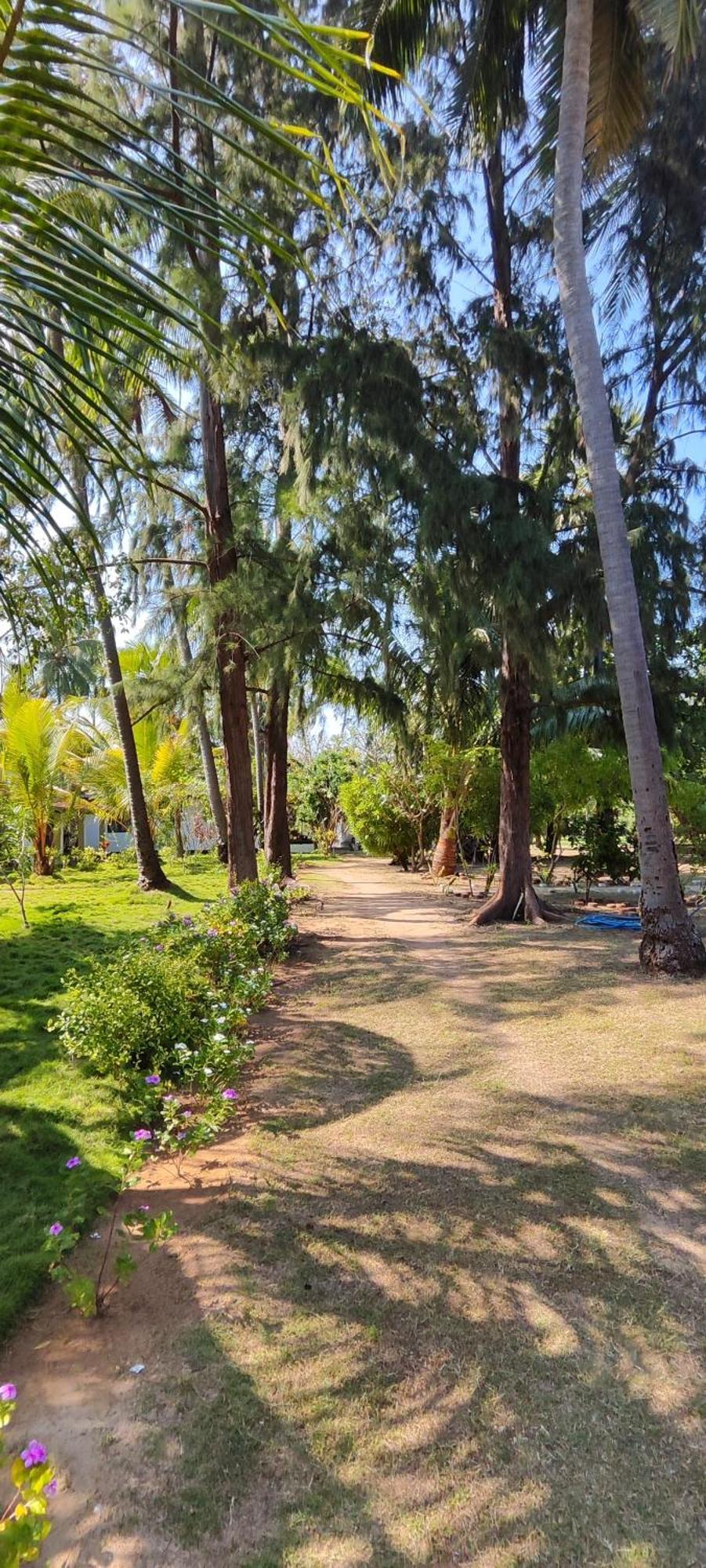 108 Palms Beach Resort Trincomalee Esterno foto