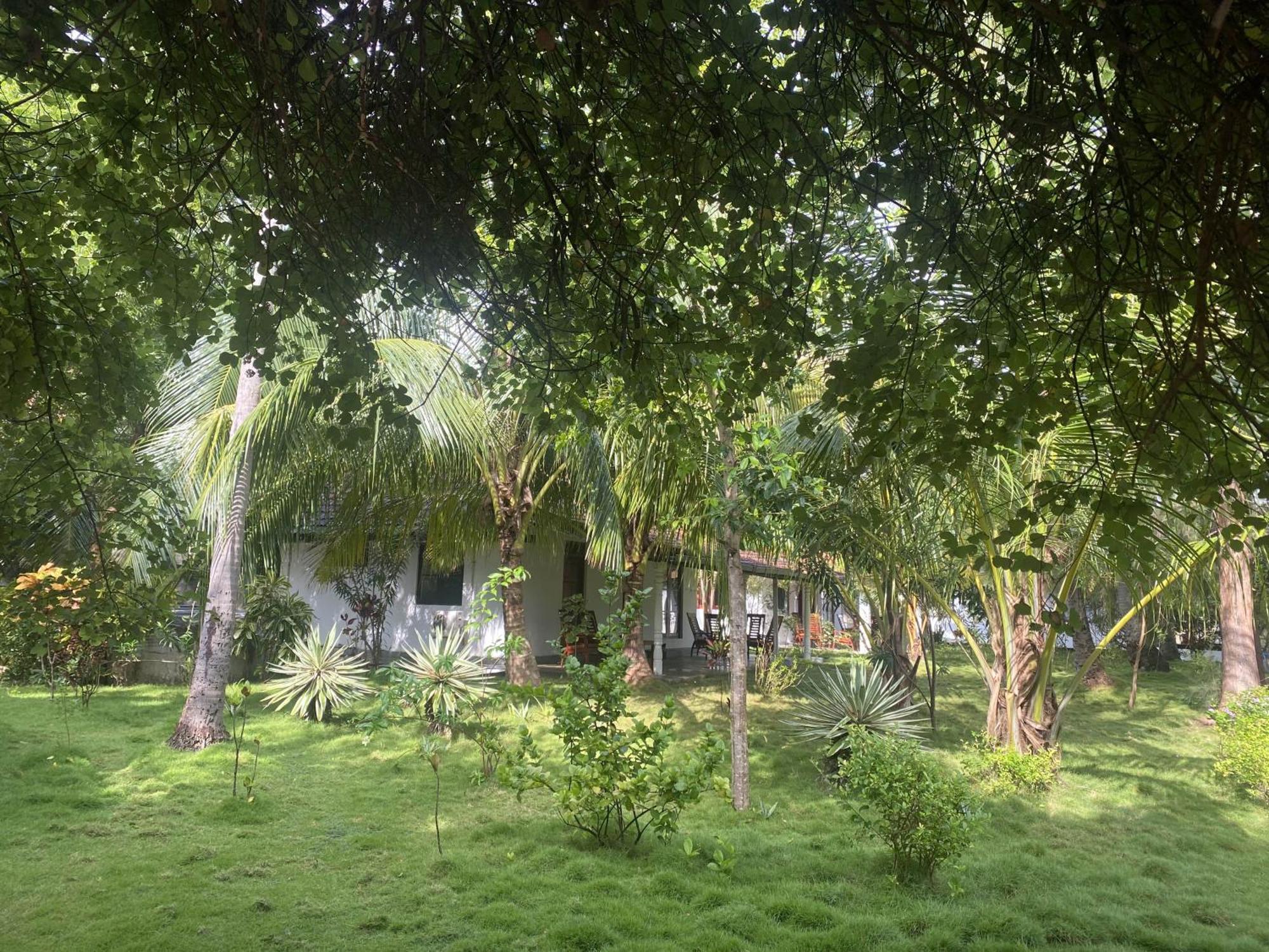 108 Palms Beach Resort Trincomalee Esterno foto