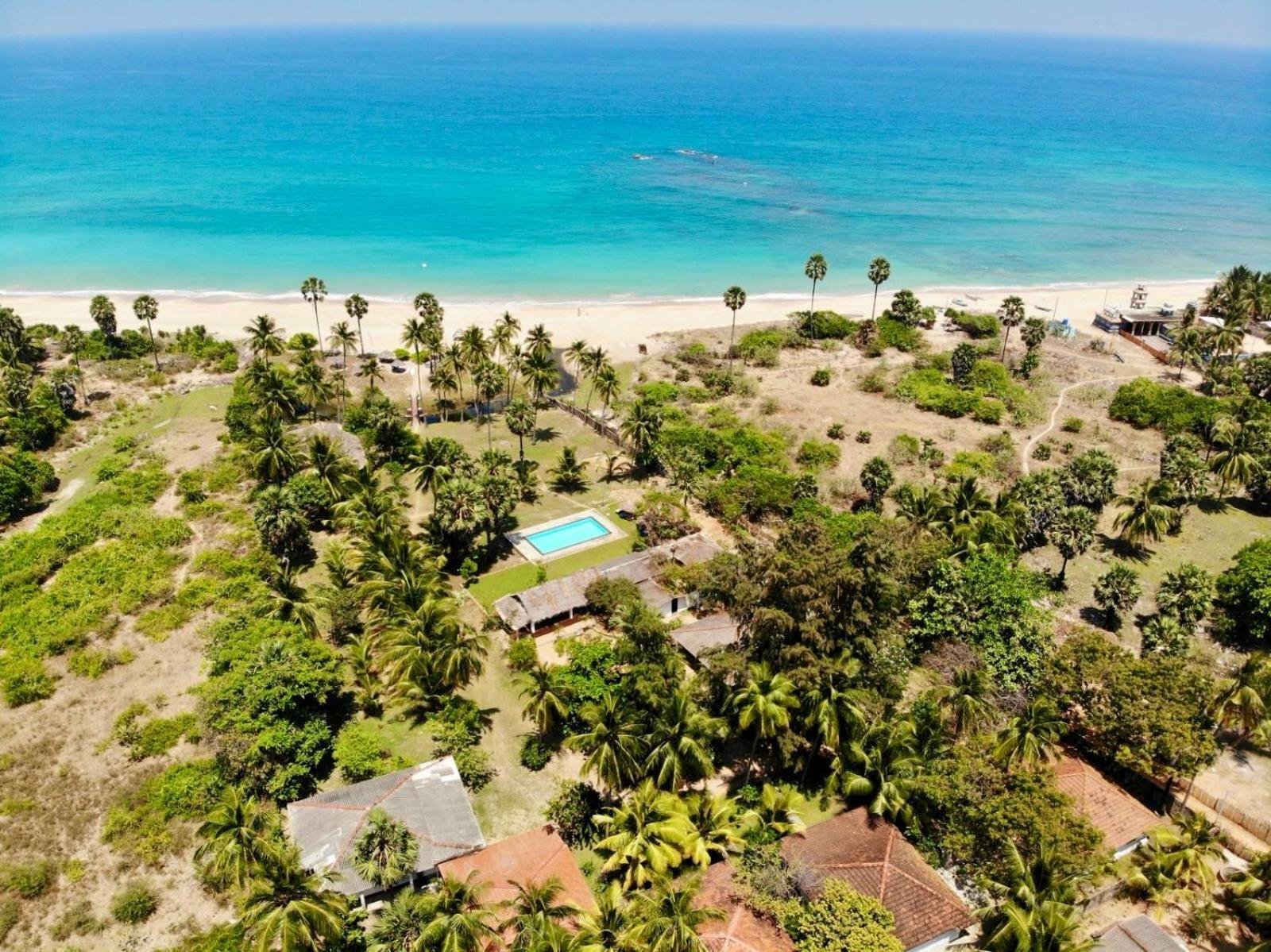 108 Palms Beach Resort Trincomalee Esterno foto